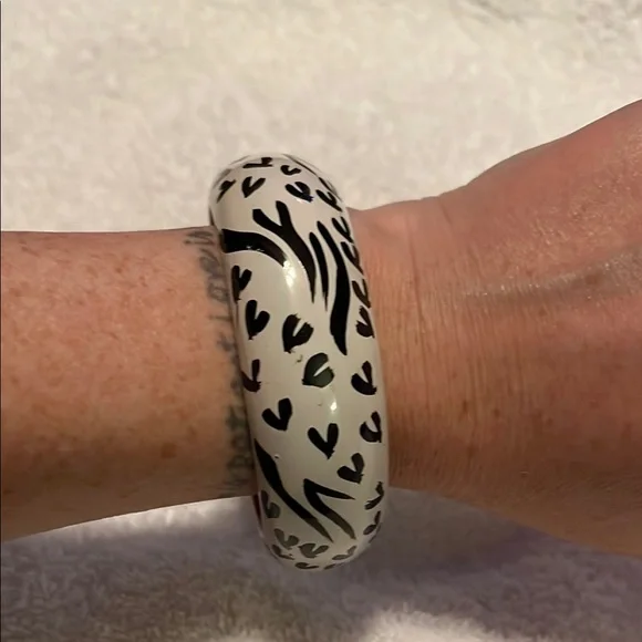 Black and White Hand-painted Resin Bangle Bracelet from Pankaj, India - Picture 4 of 4